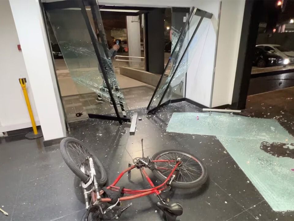 Tensión y violencia: manifestantes kirchneristas atacaron el edificio de TN y Canal 13 tras el fallo contra Cristina Kirchner