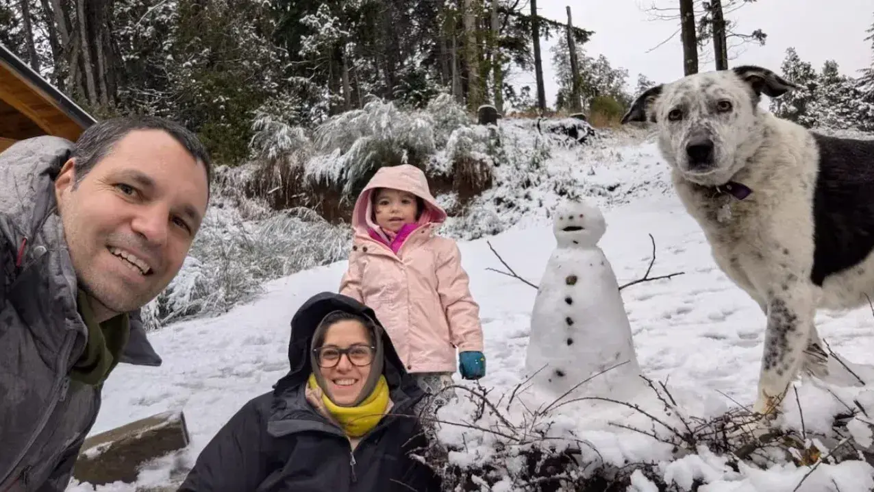 Fidelina junto a sus padres Agustín y Eugenia, en la nieve. (Foto diario La Nación).