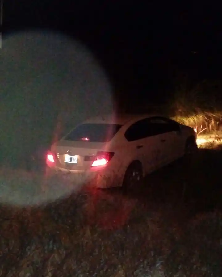 Perdió el control de automóvil y y cayó a una zanja