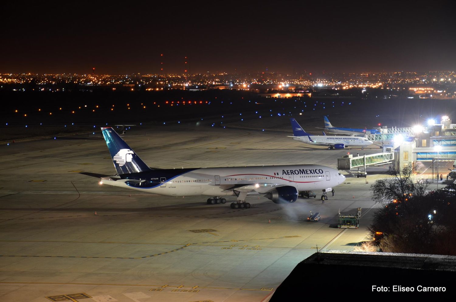 [Foto de la semana] Boeing 777-200 N776AM de Aeroméxico en el aeropuerto de Córdoba, por Eliseo Carnero