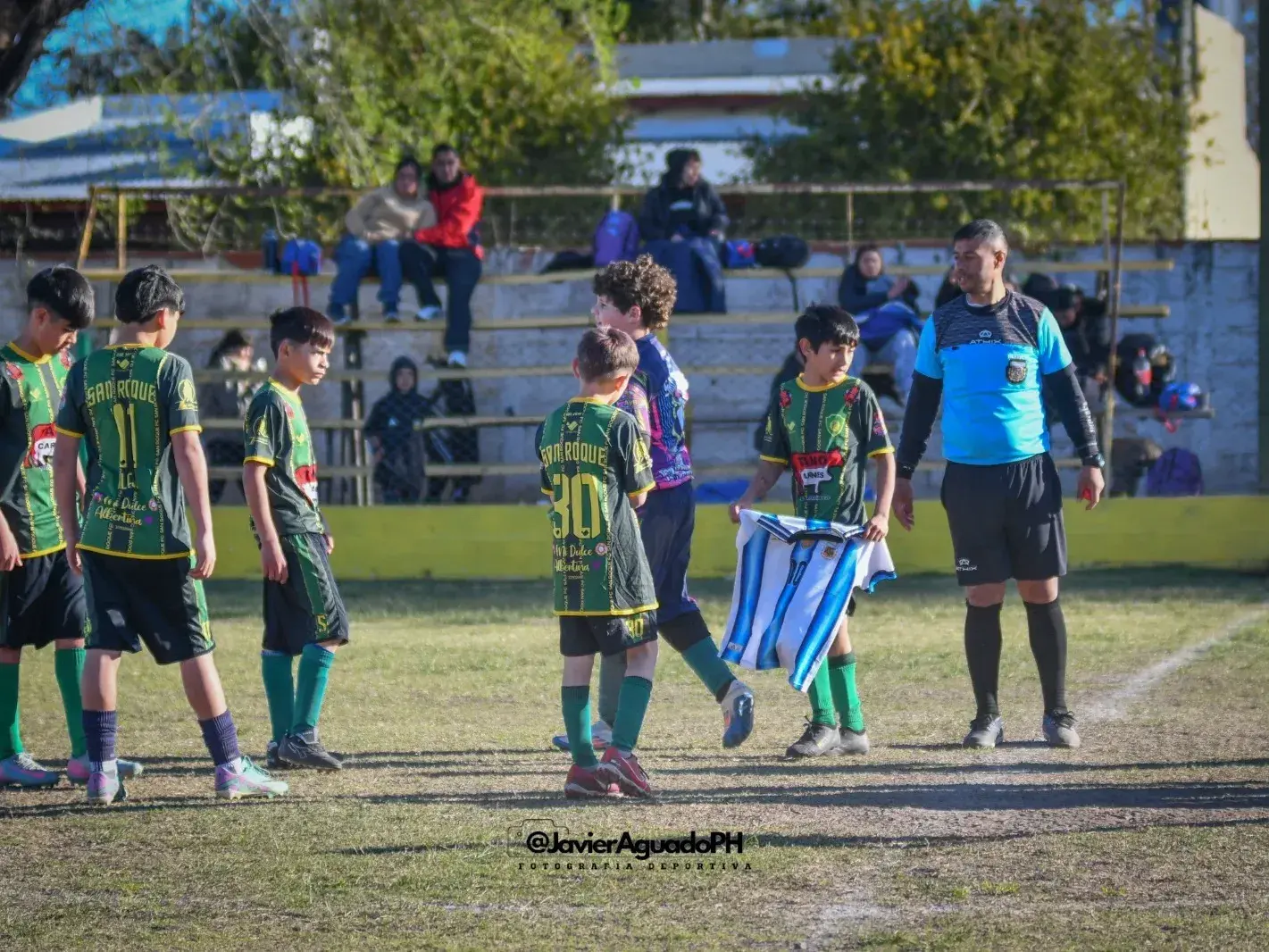 El fútbol infantil homenajeó a Lionel Messi cuando se cumplían los 10 minutos en cada partido. PH: Fútbol Femenino SP