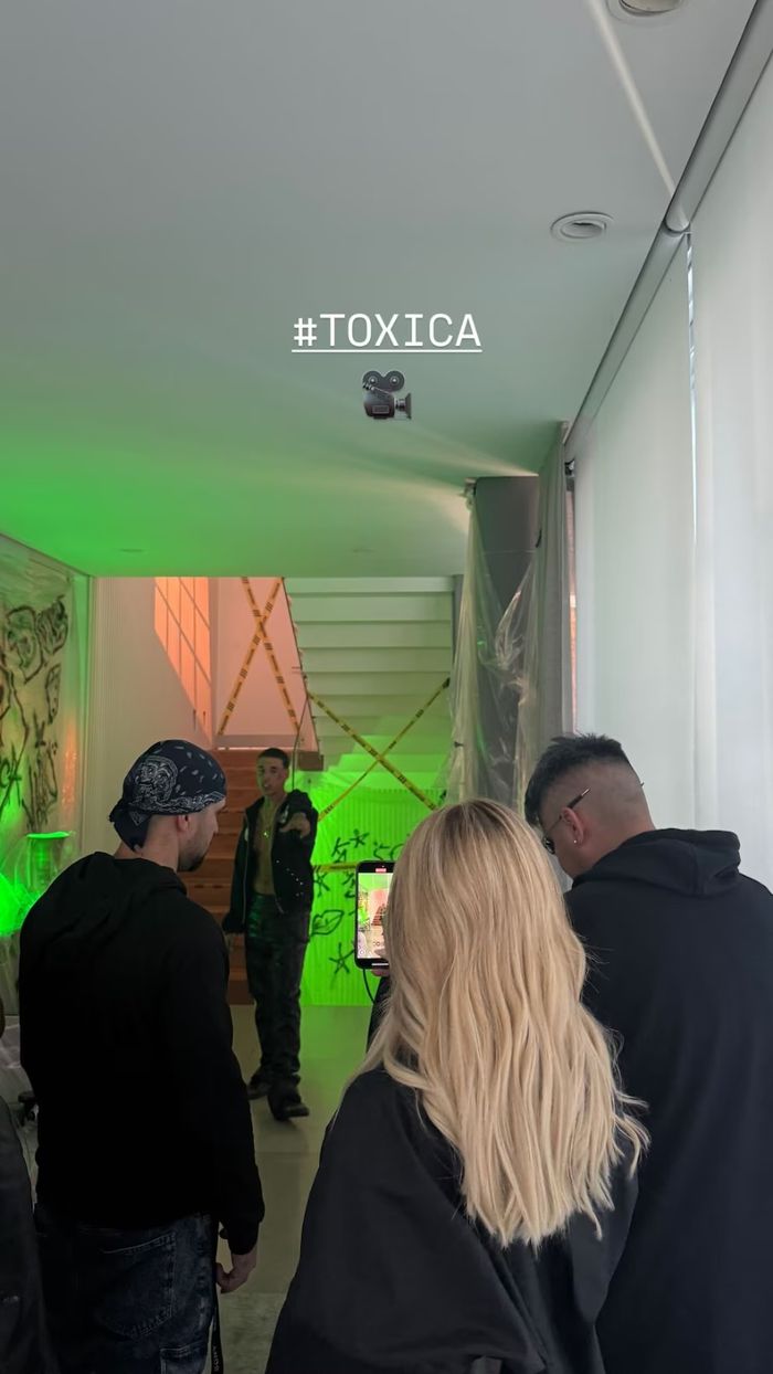 Plástico transparente, luz de color verde y cinta de peligro