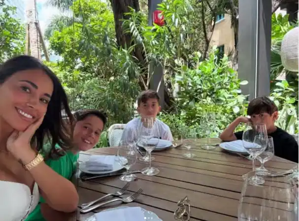 Aunque no apareció en las fotos, la ausencia de Lionel Messi habría sido para dejarle un momento especial a solas con Thiago, Mateo y Ciro/ IG:@antonelaroccuzzo