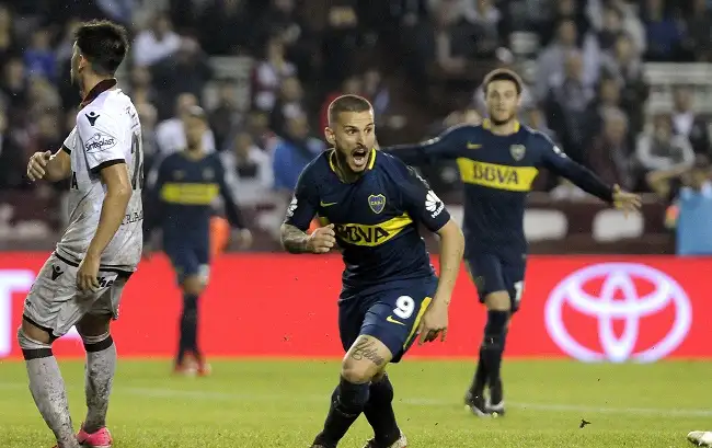 Boca acertó con un gol de Benedetto y sumó tres puntos ante Lanús