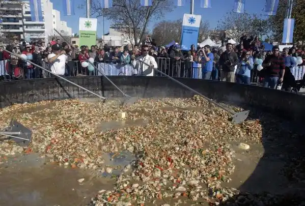 Arroz con pollo récord Guinness en La Plata: Recaudaron $250 mil para Hospital de Niños