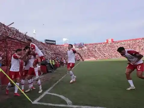 Huracán le ganó a San Lorenzo por 2 a 0 y se llevó el clásico de barrio más antiguo del mundo