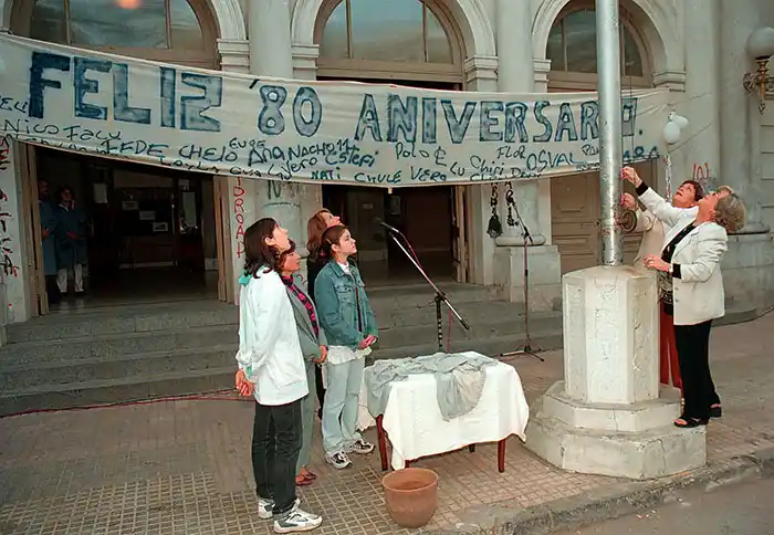 CIEN AÑOS forjando mentes y corazones