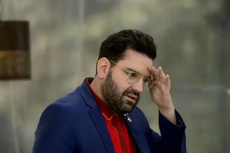 Damián Betular enojadisimo con un participante de Bake Off Argentina