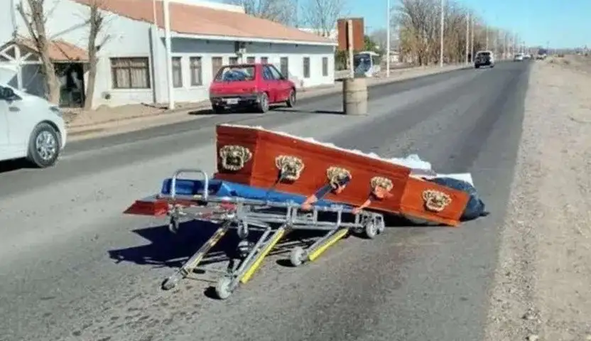 Macabro episodio: Trasladaban el cajón y se cayó en plena ruta