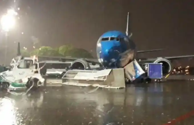 Pánico en Aeroparque: El temporal azotó a un avión en pleno aterrizaje 