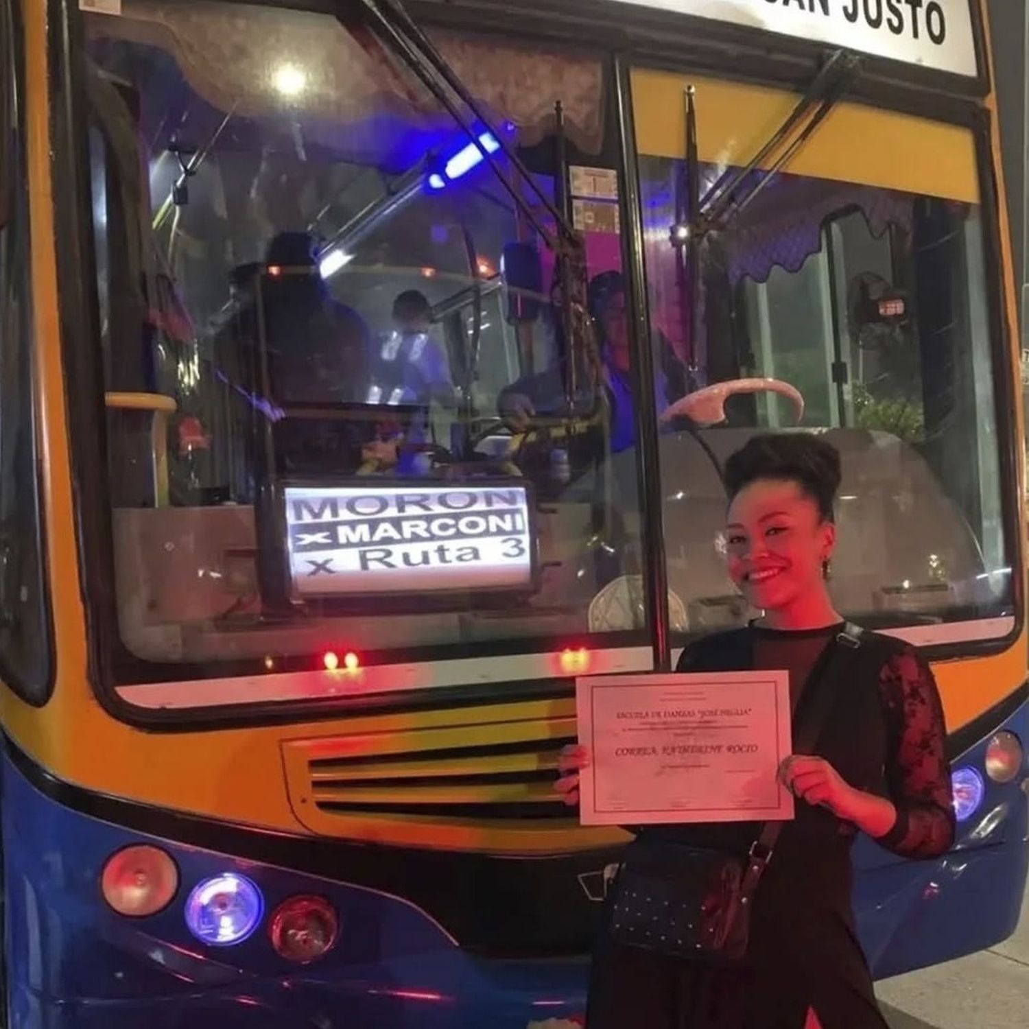 Se recibió y se sacó una foto con el colectivo que la llevó durante toda su carrera