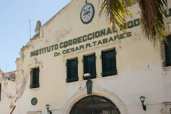 Fue a visitar a su pareja a la cárcel de Coronda y quedó detenida por un homicidio