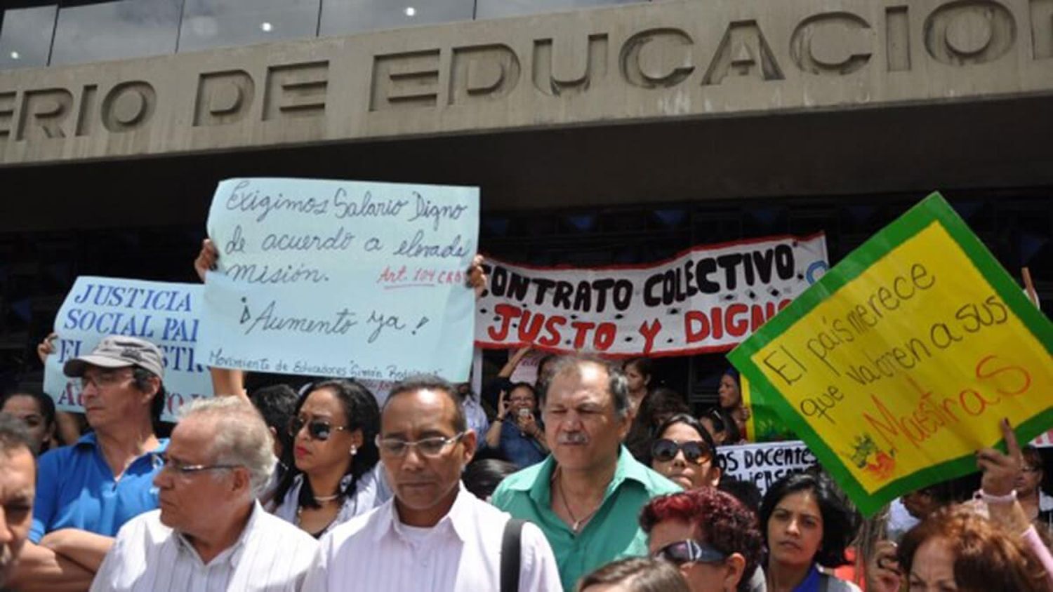 Maestros insisten en que su salario debe ser aumentado en 600%