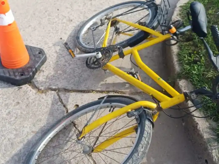 Choque entre camioneta y bicicleta: una mujer de 63 años trasladada al Hospital