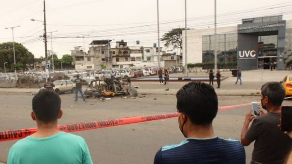 ¿ACTO TERRORISTA? Explota un auto frente a la Policía de Ecuador, en Guayaquil