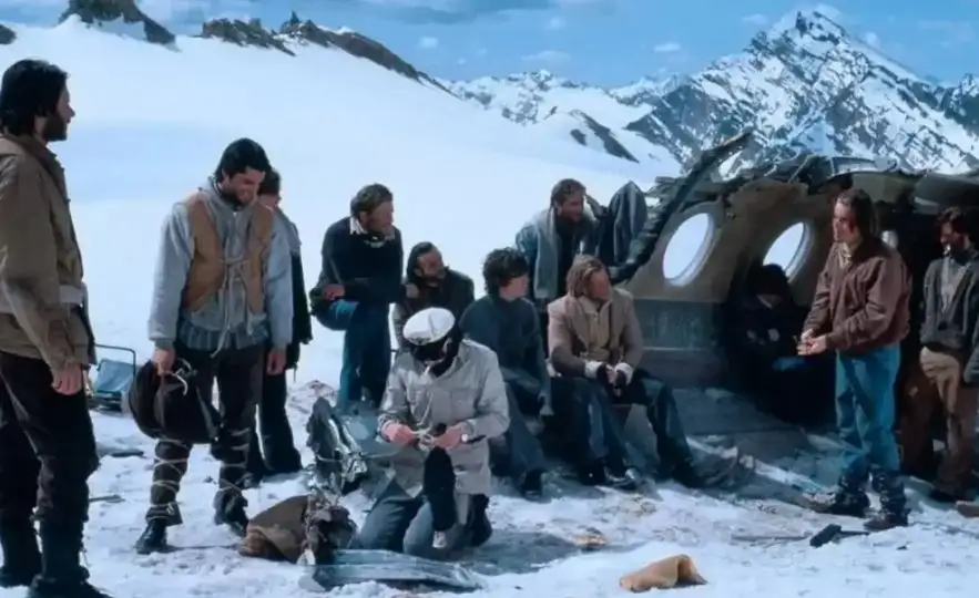 "La Sociedad de la Nieve": Las impactantes diferencias entre las fotos reales y las de Netflix