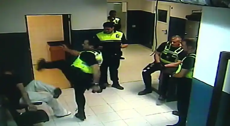 Video: Brutal patada de un policía a un detenido esposado 