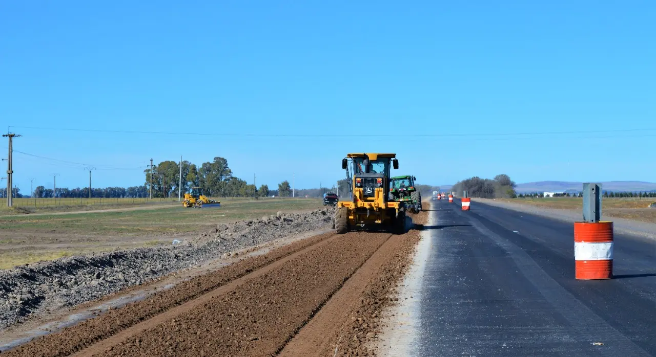 Repavimentan y ensanchan la Ruta 33 entre Tornquist y Espartillar