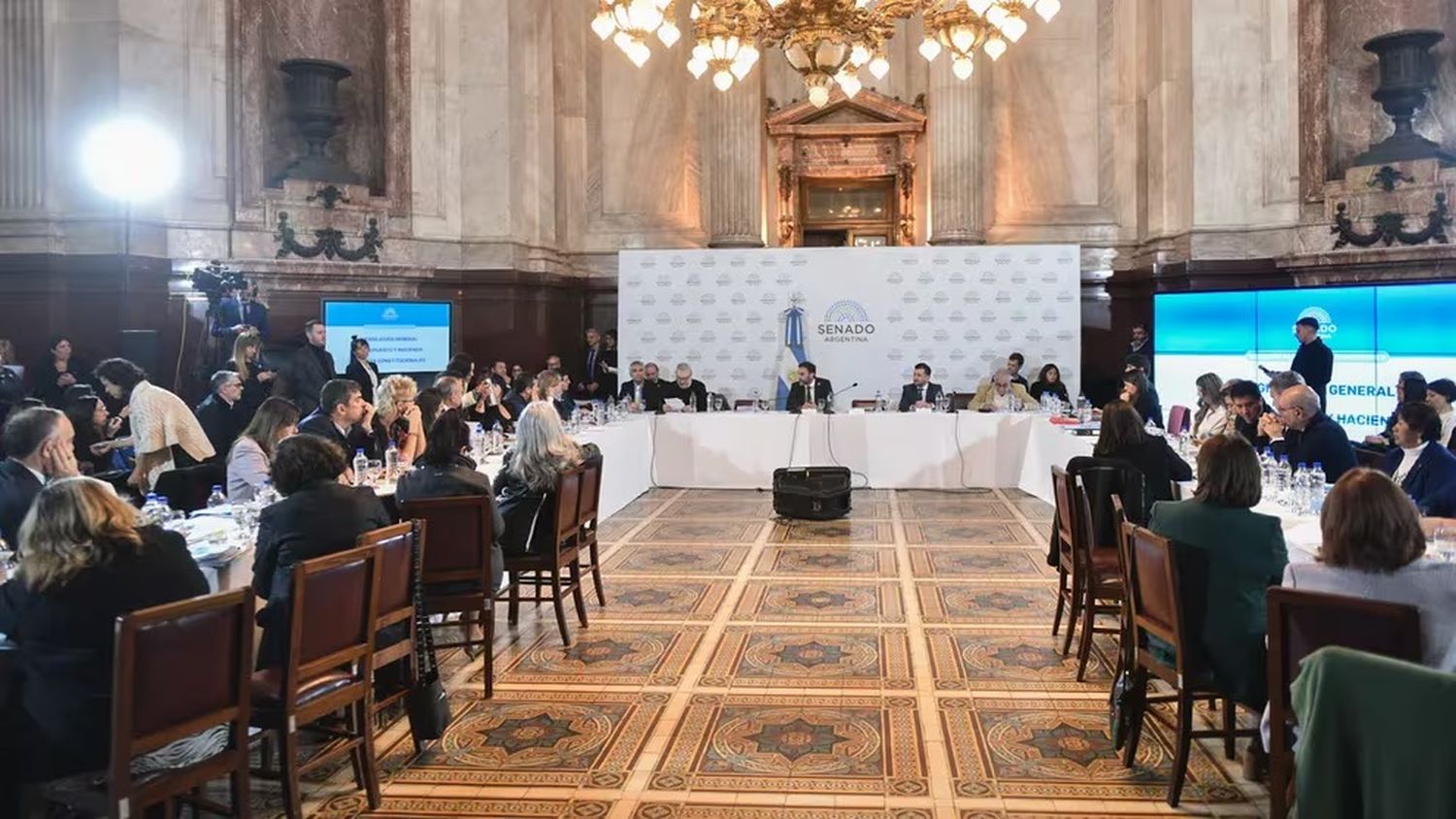 Ley Bases y paquete fiscal: el Gobierno empieza la negociación por artículo y se reúne mañana con los dialoguistas