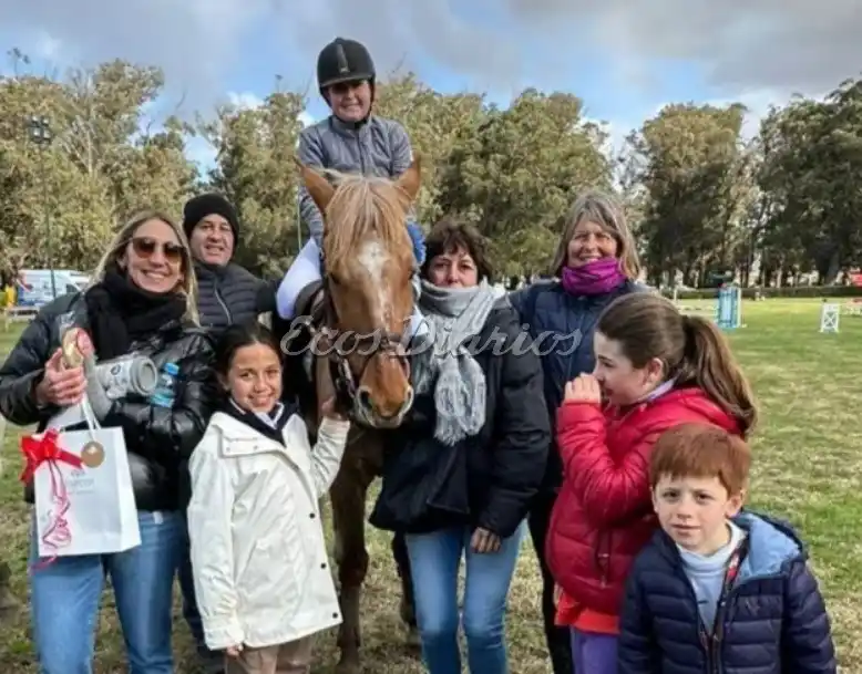 Antonia Pagano junto a sus acompañantes, tras conseguir el primer puesto en su categoría