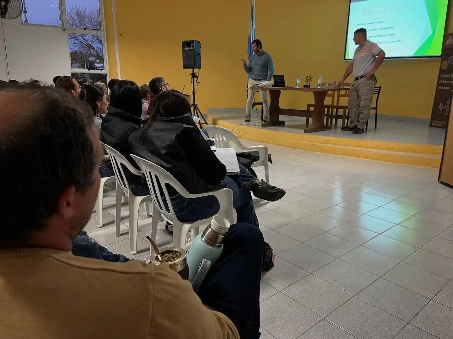 Exitosa charla sobre recambio de reinas y multiplicación en apicultura