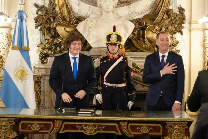 Milei le tomó juramento a Diego Santilli