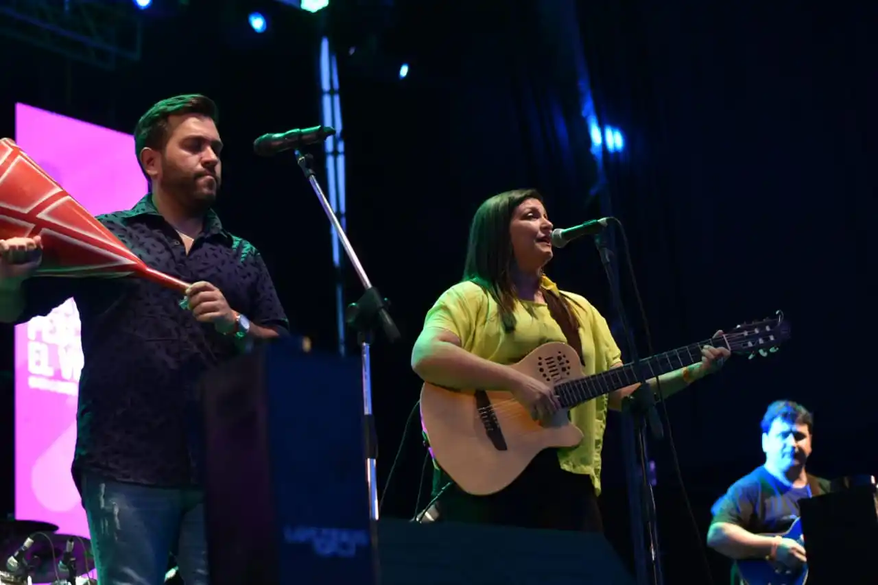 Los Tekis cierran la tercera noche de la Fiesta del Pescado y el Vino en la Costanera