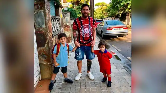 Messi junto a Thiago y Mateo, de la mano al colegio