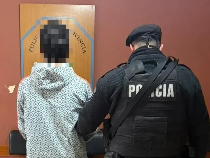 Aprehendieron a un hombre de 26 años y secuestraron presunta marihuana y una balanza de precisión