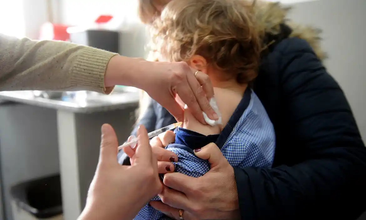 Instan a vacunar a chicos de 1 a 4 años con dosis extra de la triple viral y contra la polio