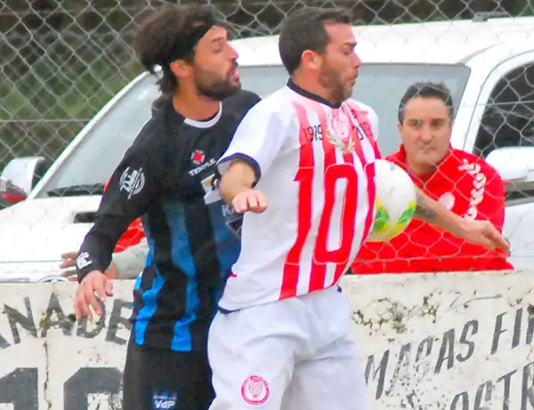 En duelo de necesitados, Villa sacó diferencia con un penal