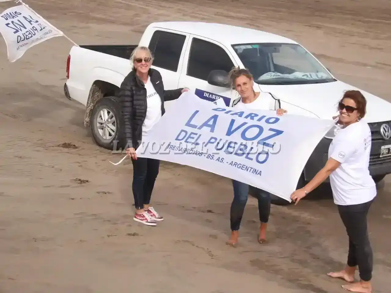 Verano 2020. La directora de La Voz del Pueblo, Ramona Maciel, junto a Leticia Lembi y Ana Lelú