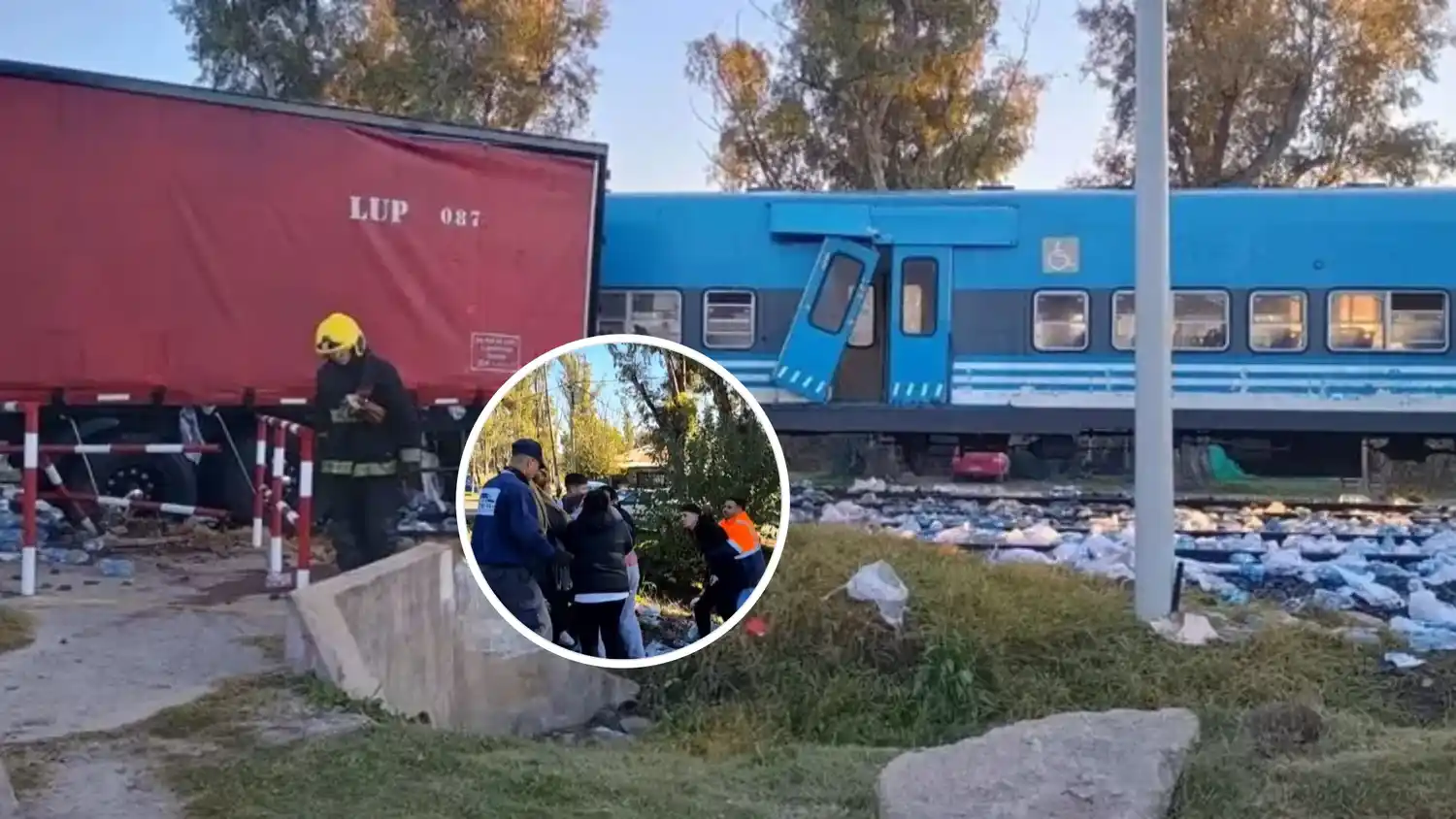 Un tren chocó contra un camión cargado con agua mineral en Pilar y hubo incidentes por las botellas desparramadas