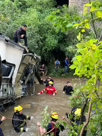 Un colectivo chocó con un auto que venía de la mano contraria, perdió el control y cayó al arroyo Yazá.