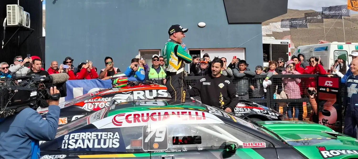 Facundo Chapur celebra en su Torino, tras la victoria en la final del TC en El Calafate