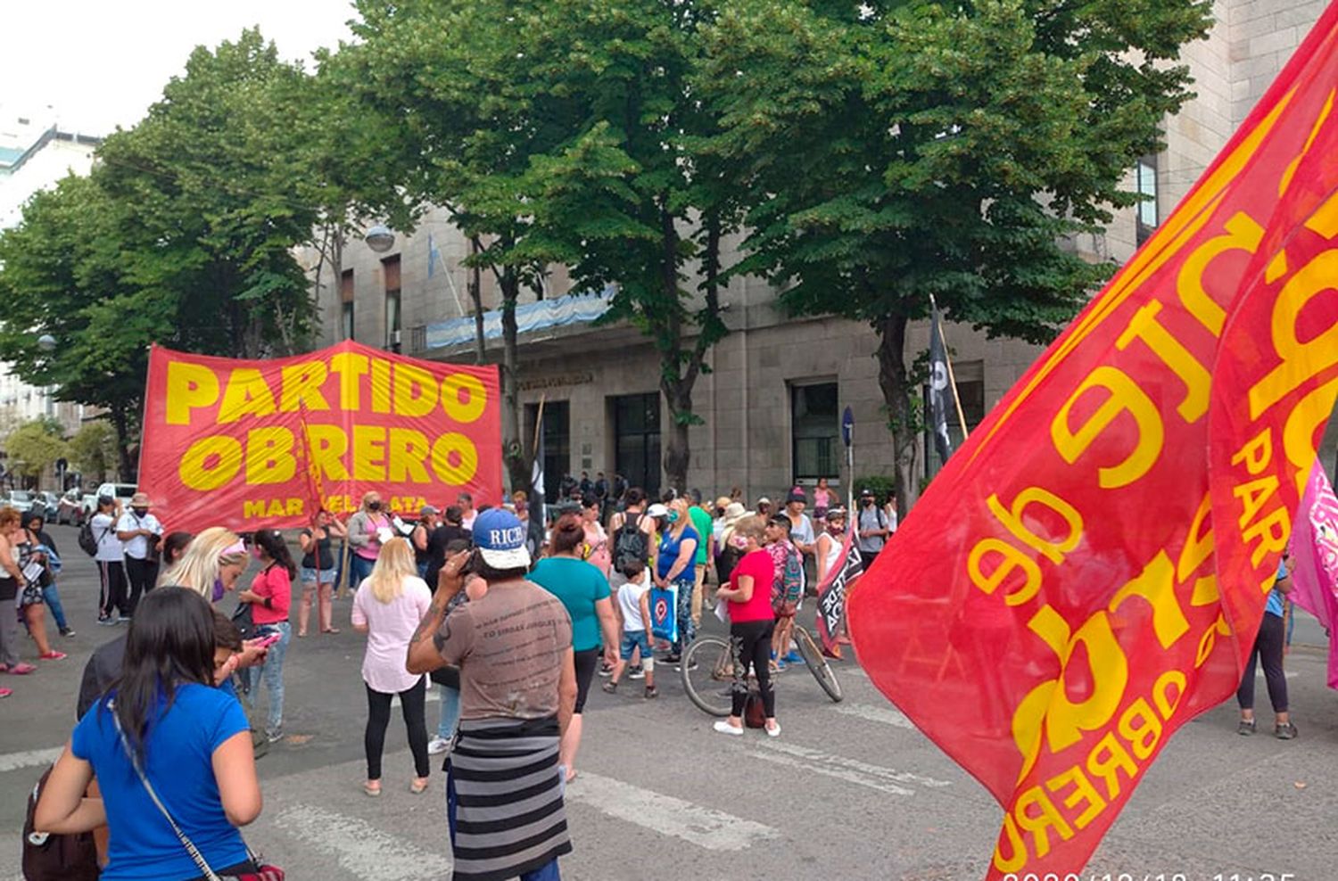 Corte y piquete del Partido Obrero frente al Municipio contra el "ajuste" y la reforma jubilatoria