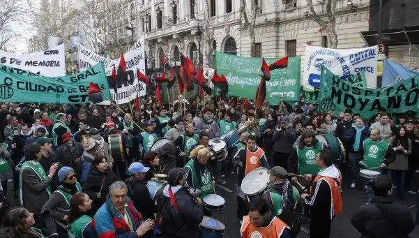 Estatales protestan por despidos y salarios