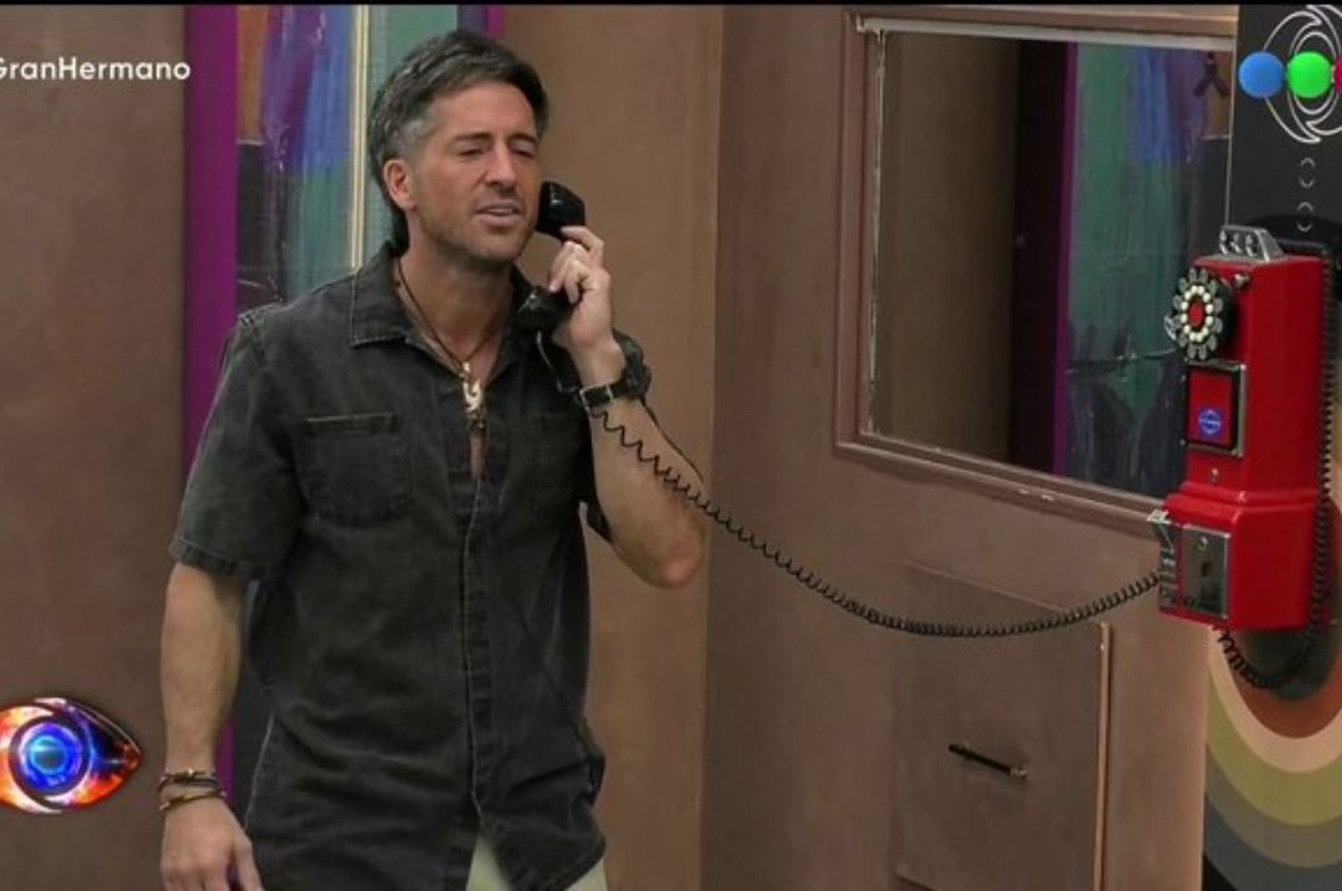 Juan Pablo atendió el teléfono rojo