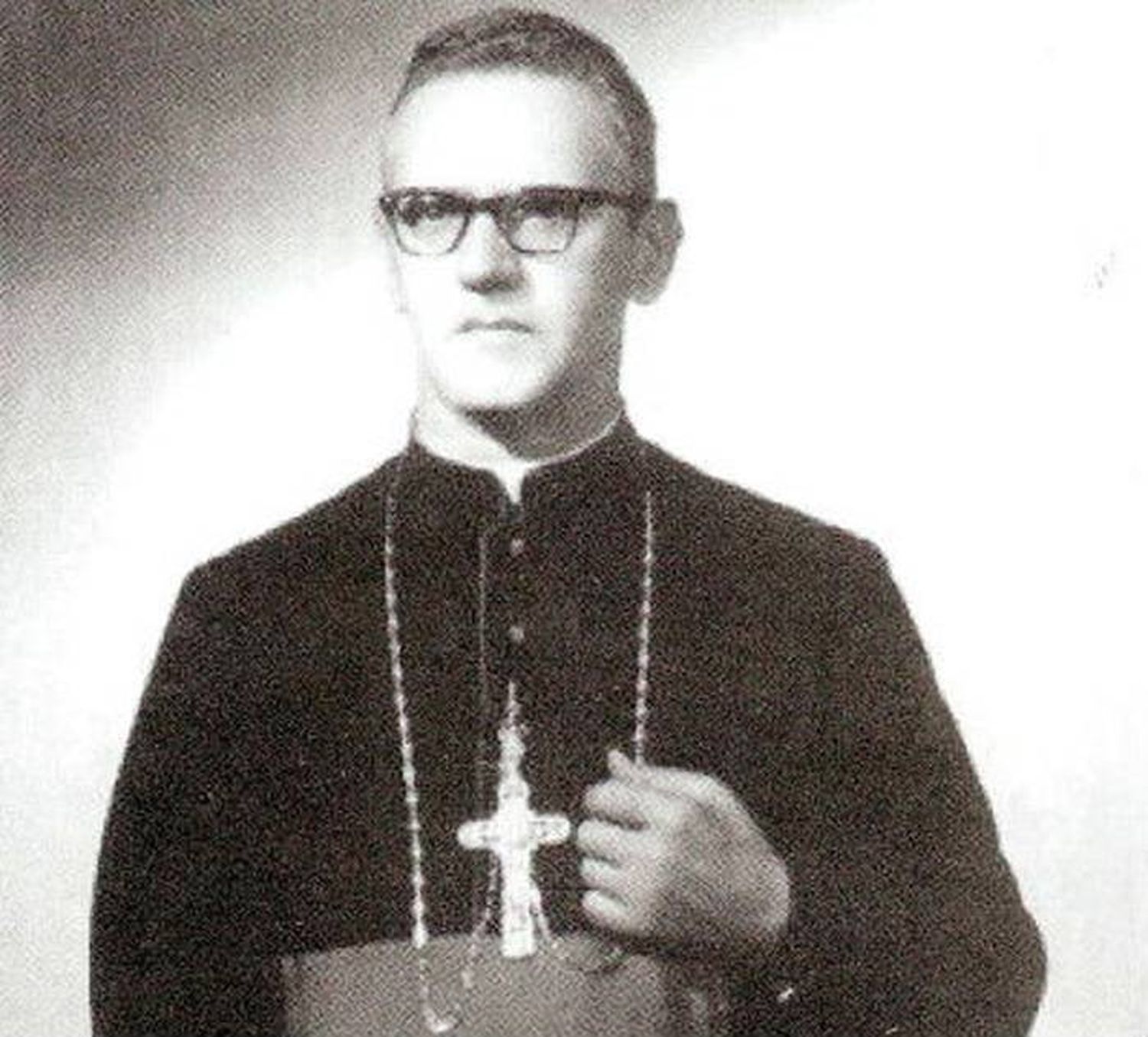 Monseñor Ricardo Rösch falleció el 21 de agosto de 1976,  a la edad de 64 años