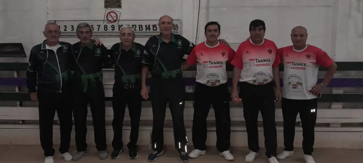 Los integrantes de Excursionistas B y M5M, campeón y subcampeón.
