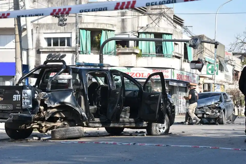 Volcó una camioneta policial tras chocar en Avenida Freyre y Mendoza