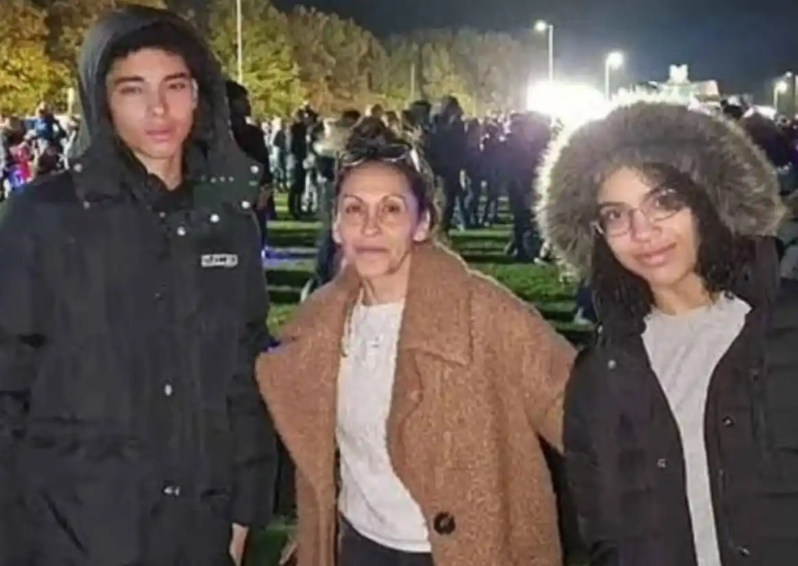 Juliana, de 48 años (centro), con su hijo Kyle, de 16 (izquierda), y su hija Giselle, de 13 (derecha), fueron encontrados muertos en el apartamento de Luton.