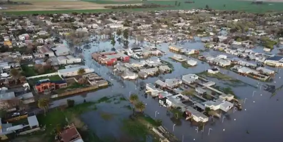 A casi tres días del diluvio, el doloroso regreso a casa de los vecinos de María Teresa