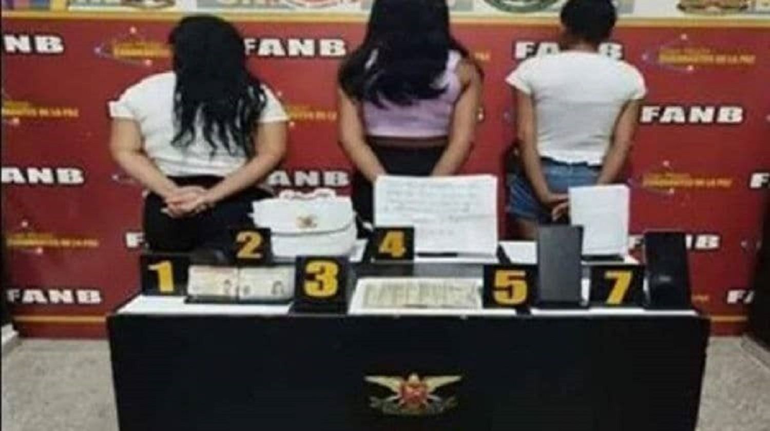 ¡TODAS UNAS BANDIDAS! Capturan a 3 mujeres extorsionando locales comerciales en Aragua