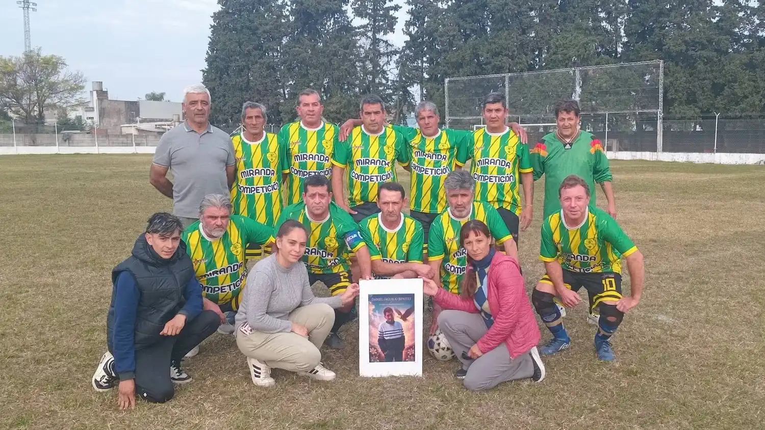 Veteranos: emotivo homenaje a Daniel “Águila” Benítez en una jornada cargada de fútbol y recuerdos