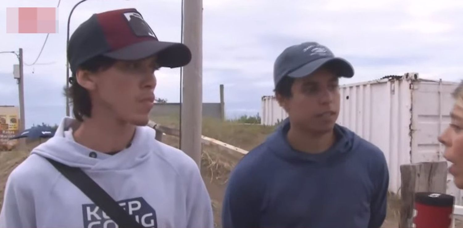 Desde la base de Prefectura en Pinamar, Lucas Román (a la derecha), pide por la aparición de su padre.