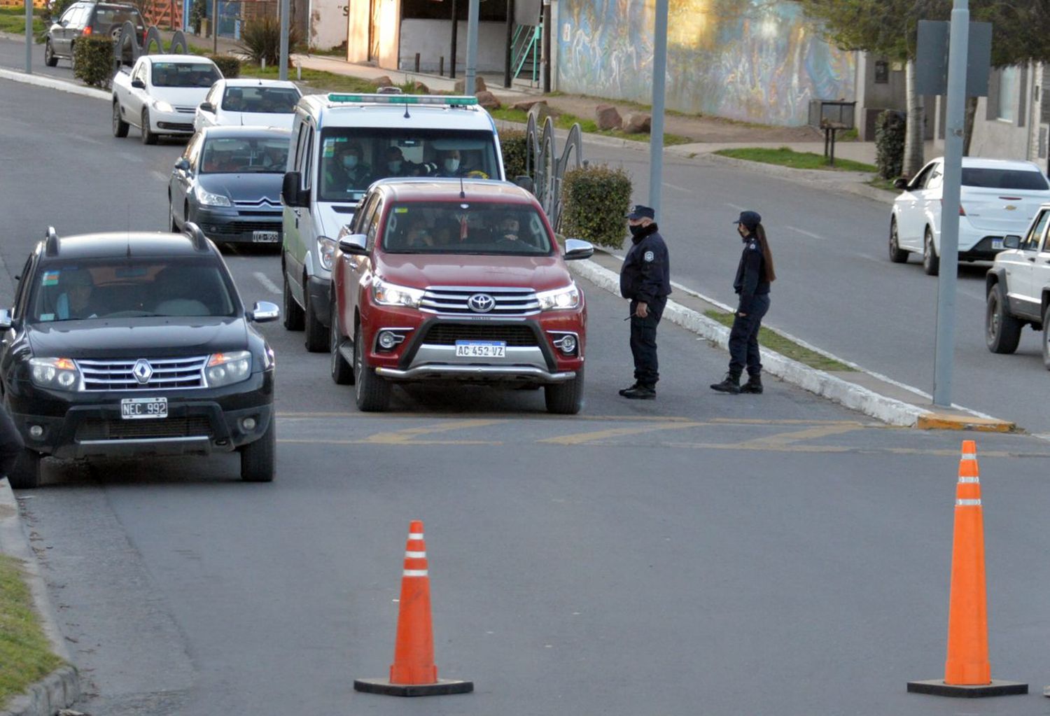 La baja en los positivos se debe a que hay menos consultas y a las restricciones