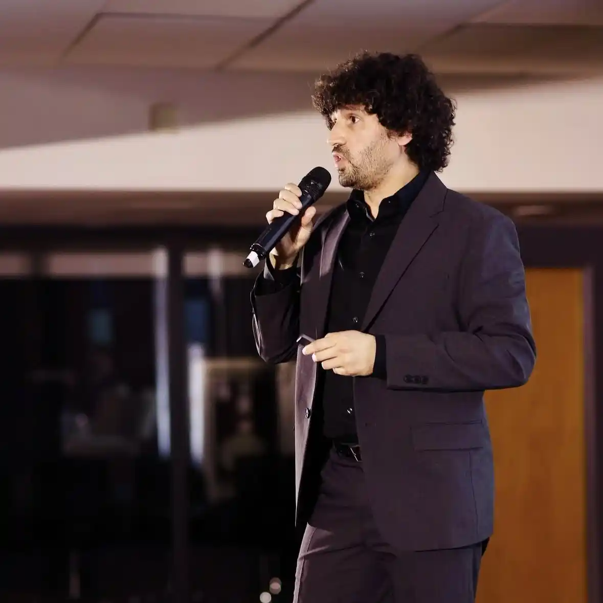 Leonardo Orlando dictando la conferencia: "Idelogía de género: Un terraplanismo Institucionalizado" en Fundación Faro. Foto: Gentileza