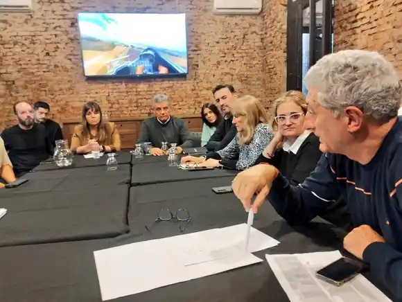El intendente de Gesell buscó apoyo en Tandil a su reclamo para que el 12 de octubre sea feriado, clave para el turismo