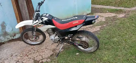 El mecánico dejó un momento la moto estacionada en la vereda, al ratito volvió y ya no estaba más